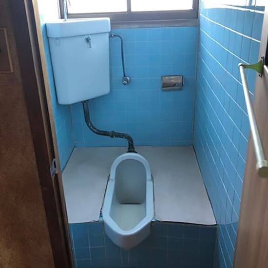 和式トイレから洋式トイレへ床や壁も張替えました。
